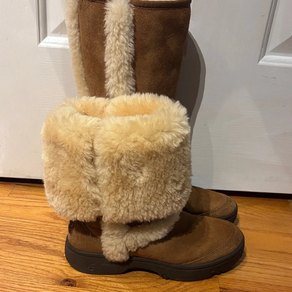 UGG Brown Winter Boots with Cream Fur - Picture 7 of 10